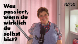 Podcastcover von Ursula Tücks zur Folge 15: Was passiert, wenn du wirklich du selbst bist? – Mentorin für kreative Frauen und Künstlerinnen spricht über Frequenz, kreative Tiefe und authentische Sichtbarkeit.