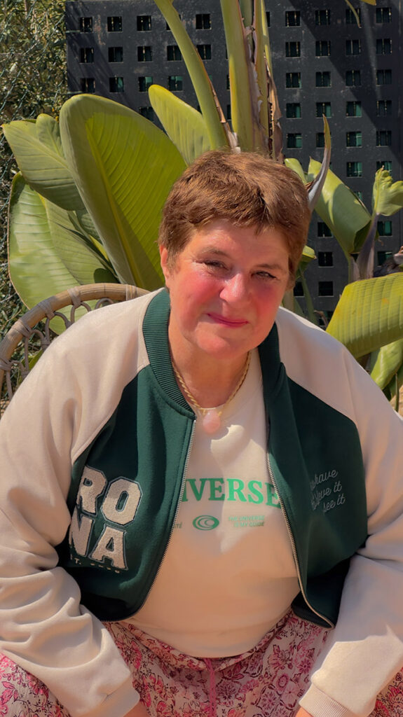 Ursula Tücks begleitet kreative Frauen und Künstlerinnen auf ihrem Weg zu Sichtbarkeit, Positionierung und innerem Ausdruck – mit Klarheit, Tiefe und kreativer Präsenz.