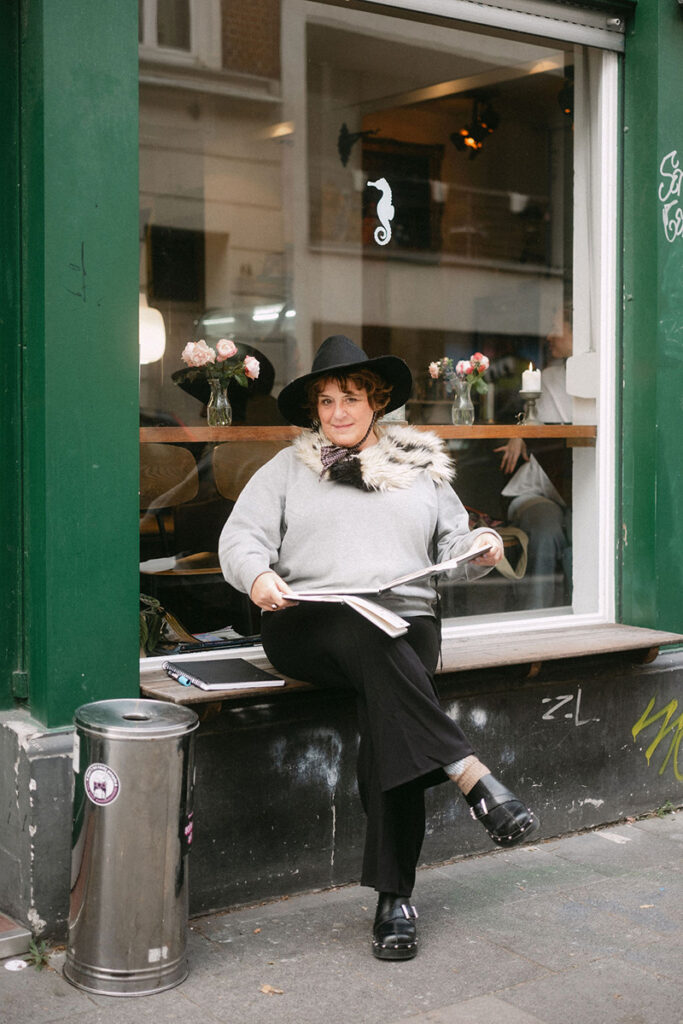 Coach für Künstler:innen udn andere Kreativ. Ursula Tücks kennt sich seit über 27 Jahren in der Kreativsten aus udn begleitet heute Kreative.