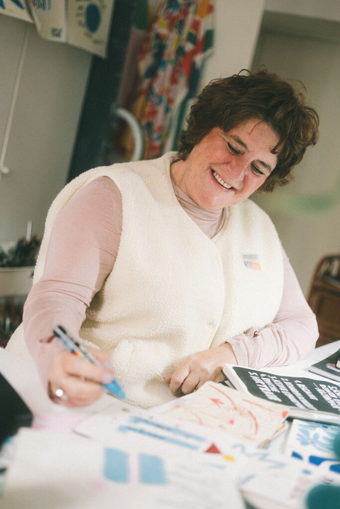 ursula Tücks ist coach und begleitet Kreative und Künstler:innen auf den Weg als Kreative.