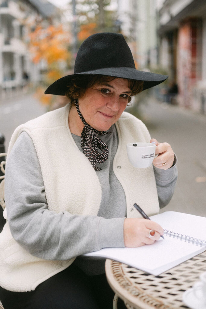 Ursula Tücks ist fertigfizierter Coach und Mentorin für Künstler und Kreative. Ursula gibt 1:1 online Session. und in Köln.