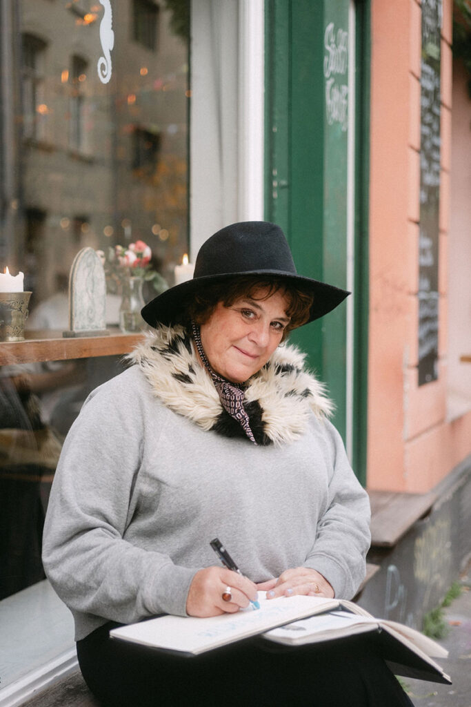 ursula tücks ist Illustratorin, Künstlerin, Designerin, Autorin, Dozentin, Podcasterin, Coach udn Mentorin für Kreative udn Künstler:innen.