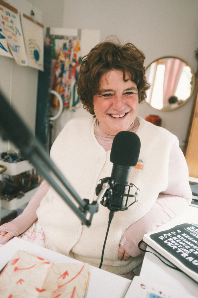 Ursula Tuecks ist Podcasterin ihres Podcast "Kreativität leben". Dein Podcast fuer ein mutiges, neugieriges und kreatives Leben.