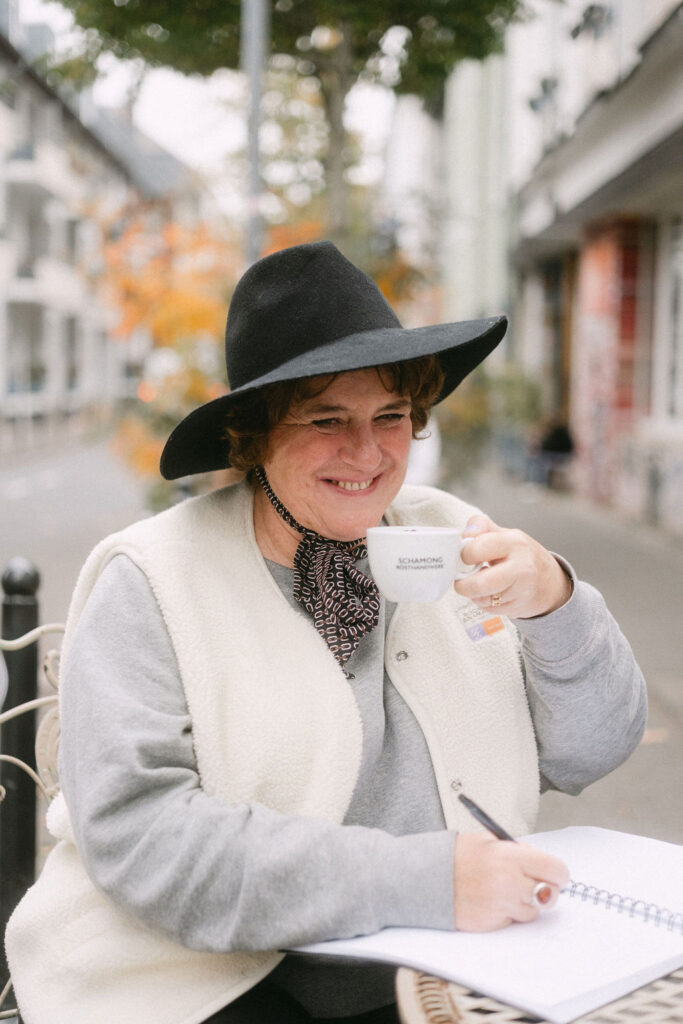 ursula tuecks ist Mentorin und Coach für Kreative und Künstler. Sie selbst arbeitet als Illustratorin und Kreative als Selbstständige.